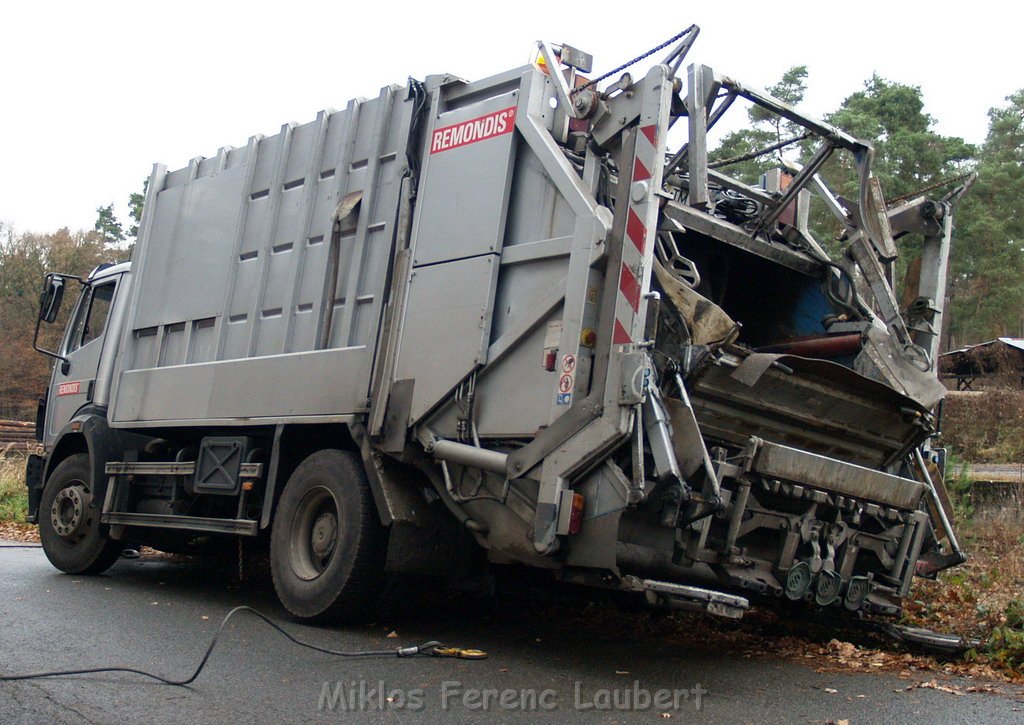 Muellwagen droht zu kippen Koeln Koenigsforst Baumschulweg  P11.JPG